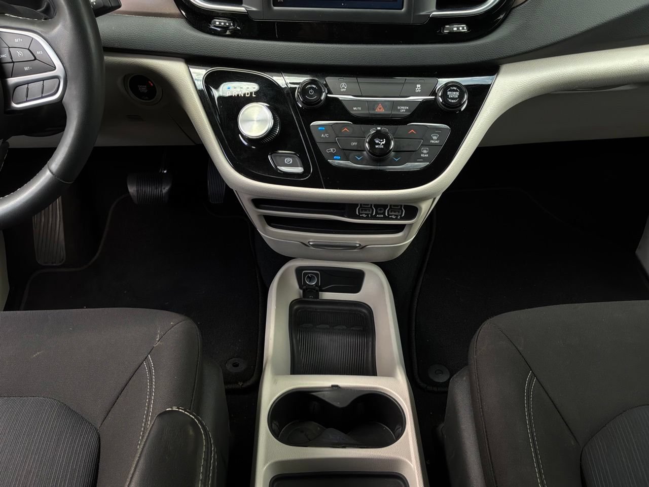 Used 2023 Chrysler Voyager LX FWD image 16