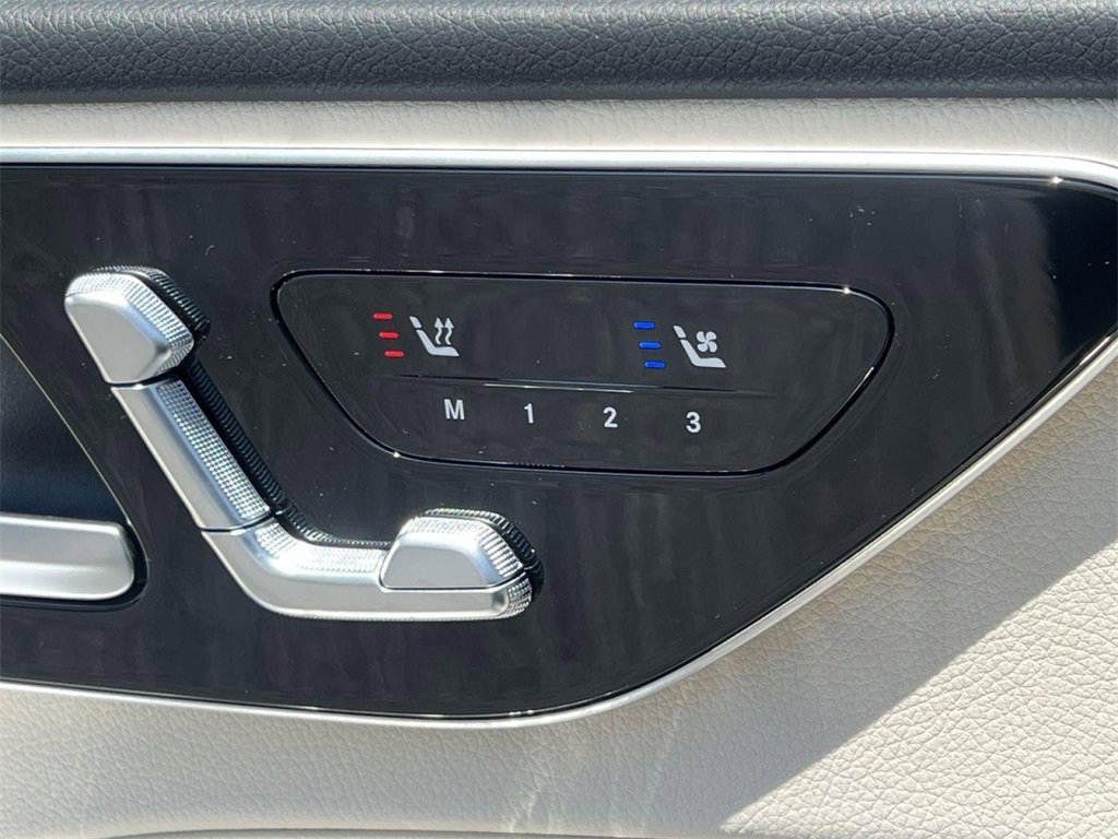 Used 2025 Mercedes-Benz C 300 4MATIC Sedan image 33