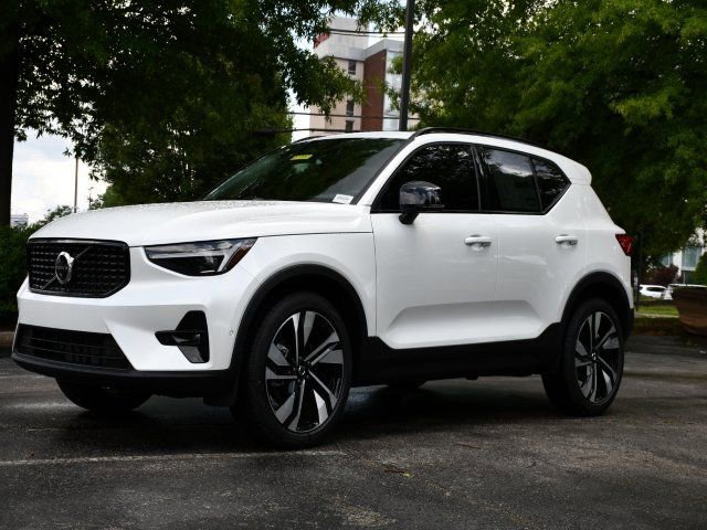 Used 2025 Volvo XC40 B5 Plus w/ Protection Package Premier AWD/4WD image 3