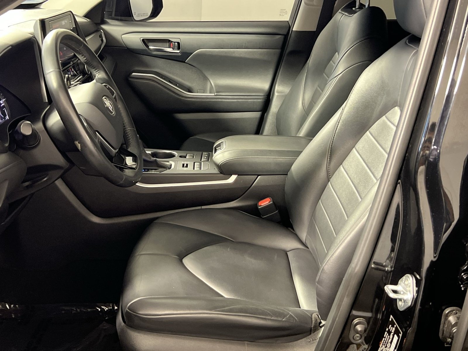 Used 2020 Toyota Highlander XLE AWD/4WD image 13