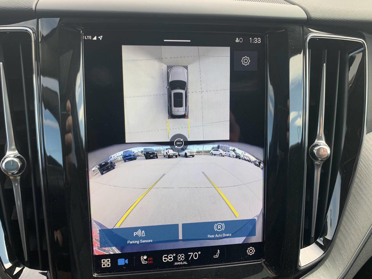 Used 2025 Volvo XC60 B5 Plus w/ Climate Package image 5