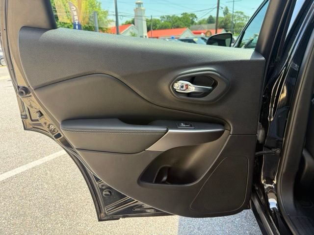 Used 2021 Jeep Cherokee Latitude AWD/4WD image 16