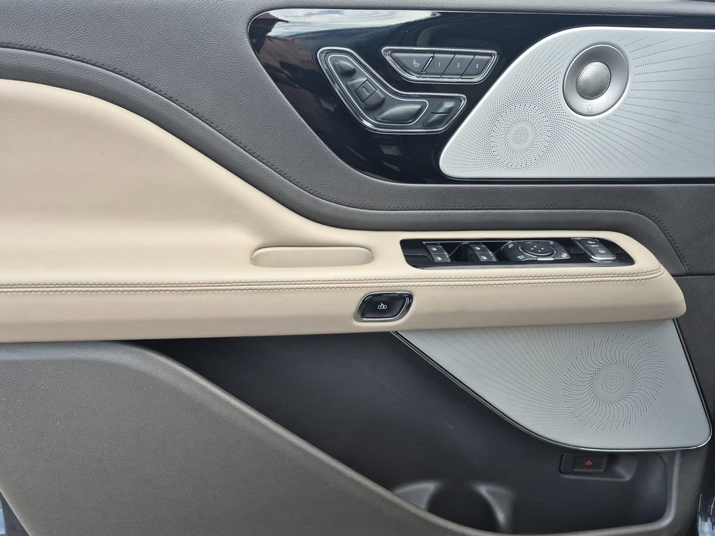 Used 2022 Lincoln Aviator Reserve w/ Equipment Group 201A image 7
