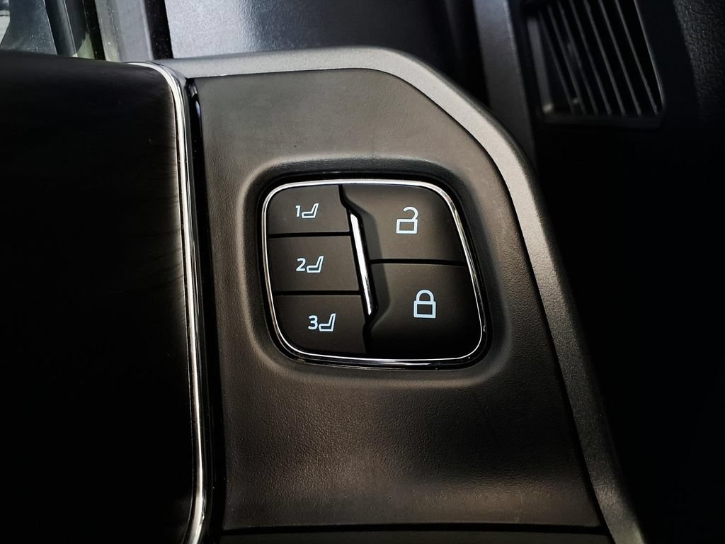 Used 2025 Ford F150 Lariat AWD/4WD image 19