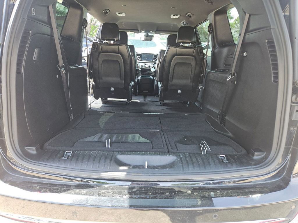 Used 2025 Chrysler Pacifica Select image 23