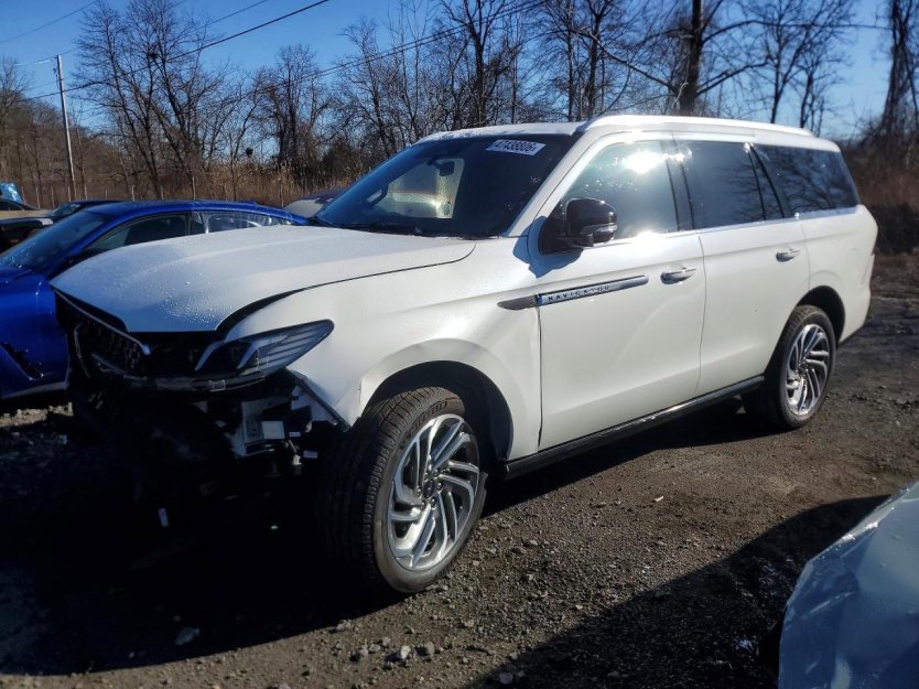 Used 2025 Lincoln Navigator Reserve image 3