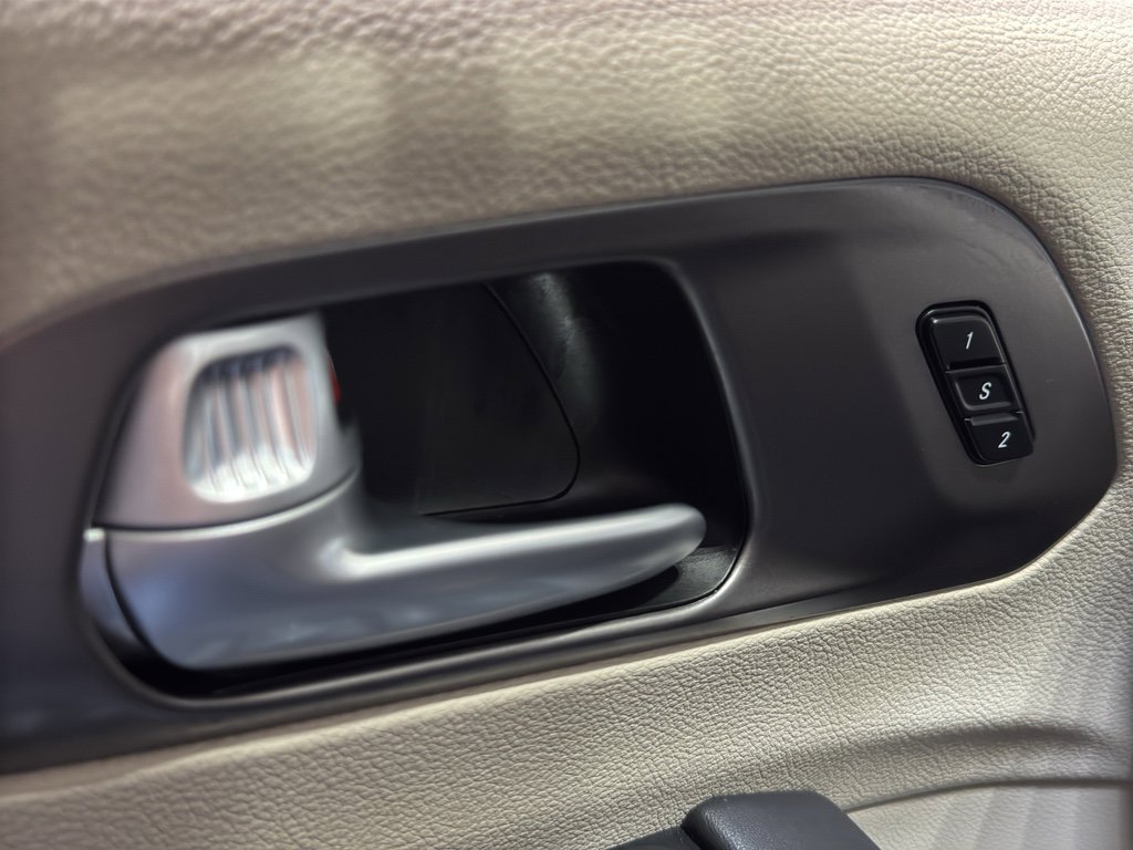 Used 2024 Chrysler Pacifica Touring-L image 33