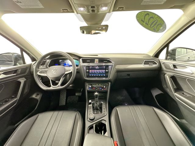 Used 2022 Volkswagen Tiguan SE w/ Panoramic Sunroof Package image 3