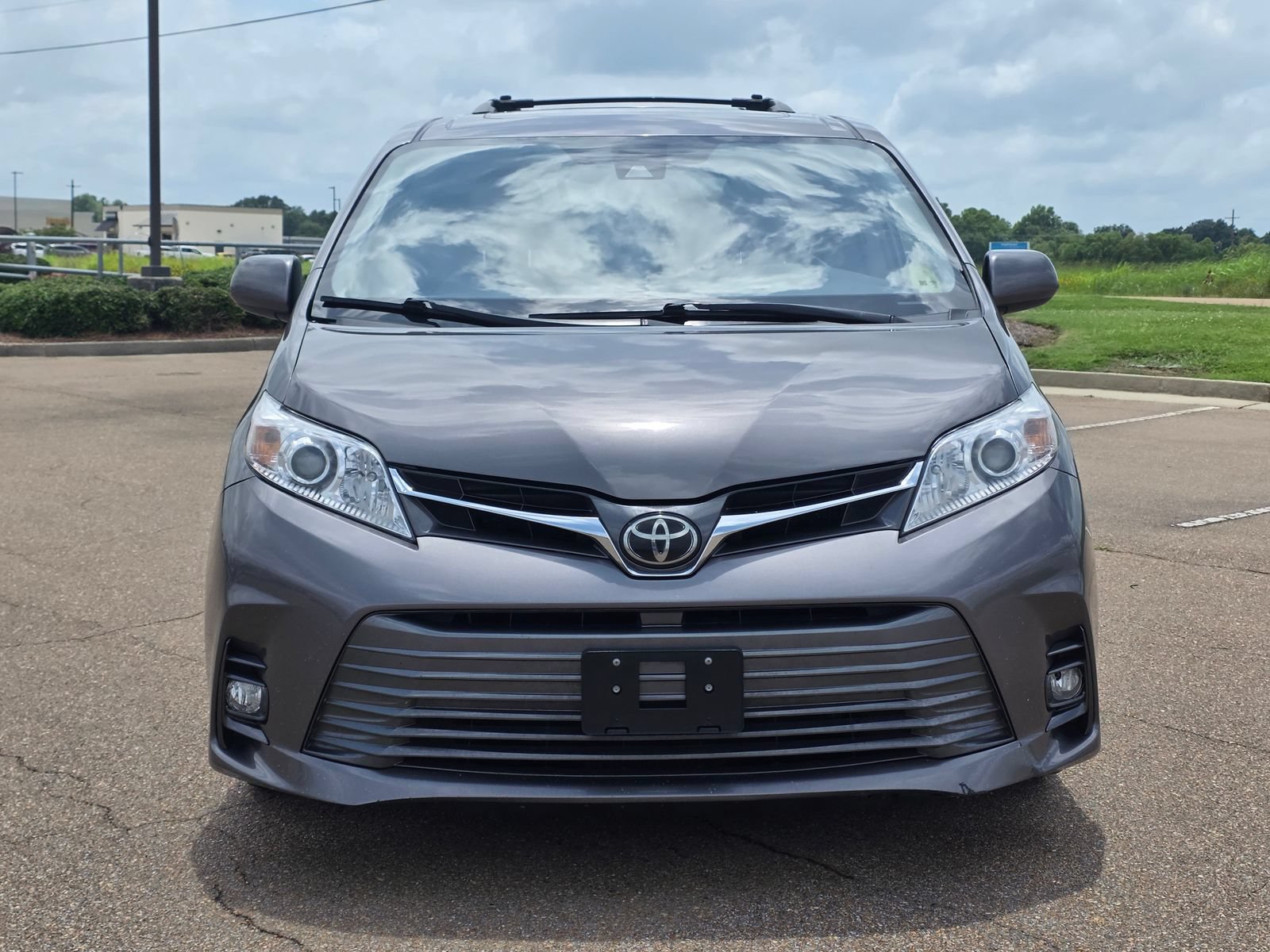 Used 2018 Toyota Sienna XLE w/ XLE Navigation Package FWD image 2