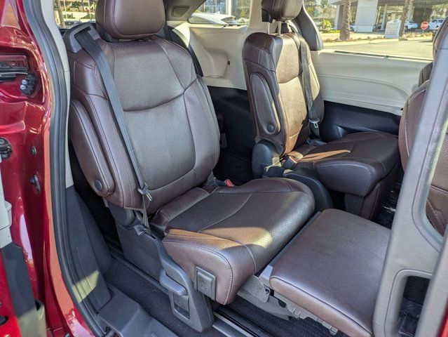Used 2021 Toyota Sienna Platinum image 32