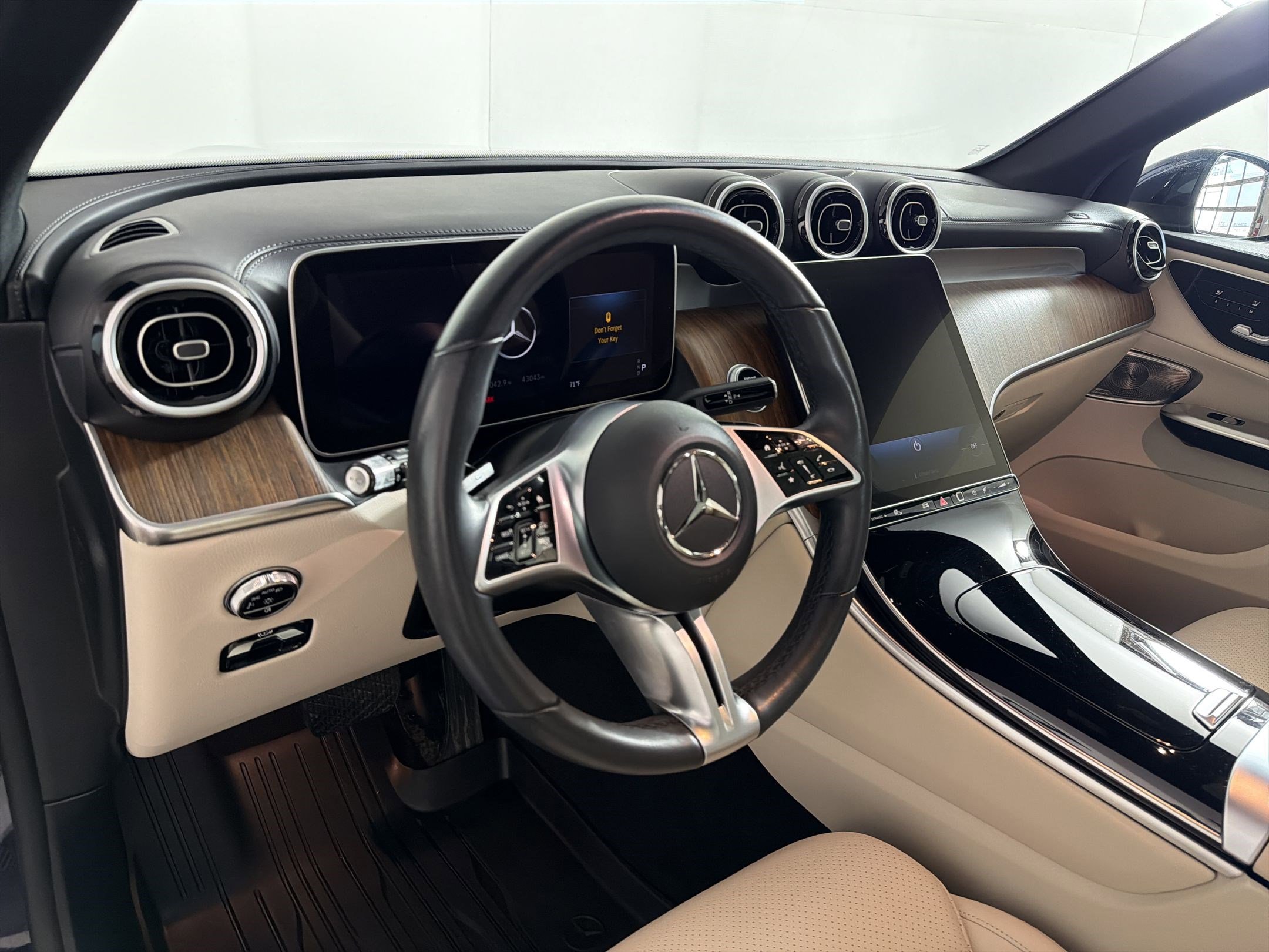 Used 2023 Mercedes-Benz GLC 300 4MATIC image 4