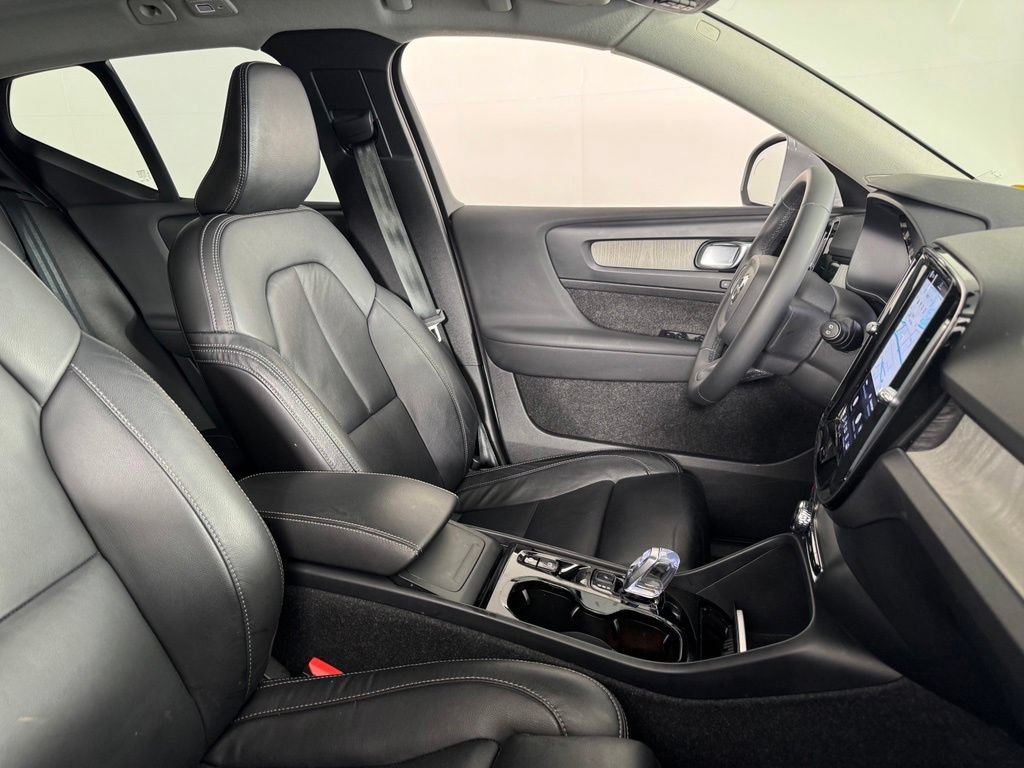 Certified 2024 Volvo XC40 B5 Plus w/ Protection Package Premier AWD/4WD image 2