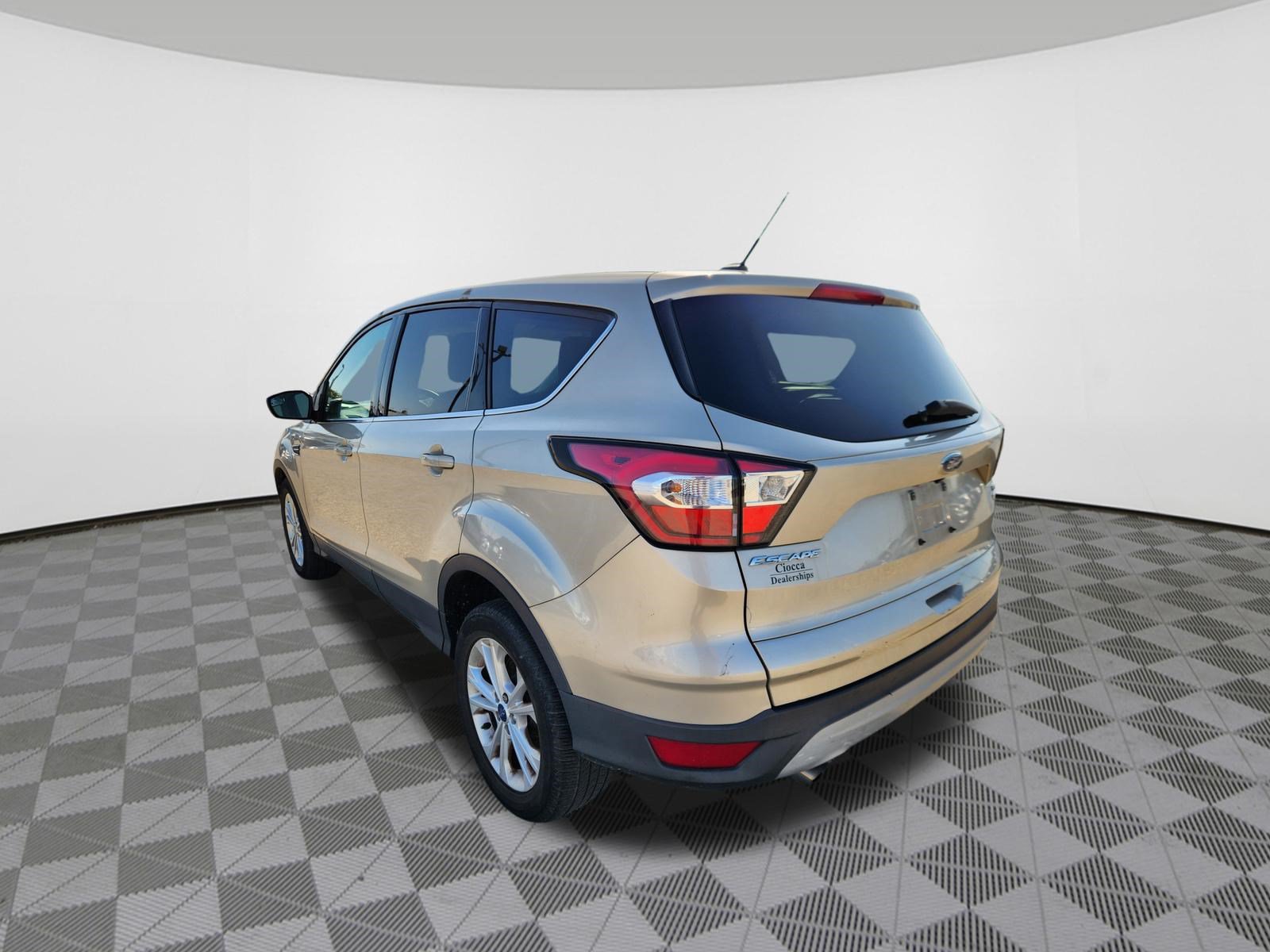 Used 2017 Ford Escape SE FWD image 3