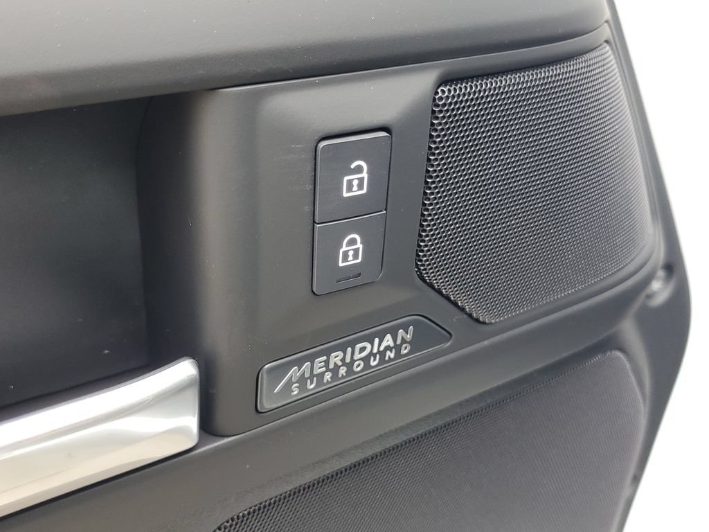 New 2026 Land Rover Defender 130 X-Dynamic SE AWD/4WD image 9