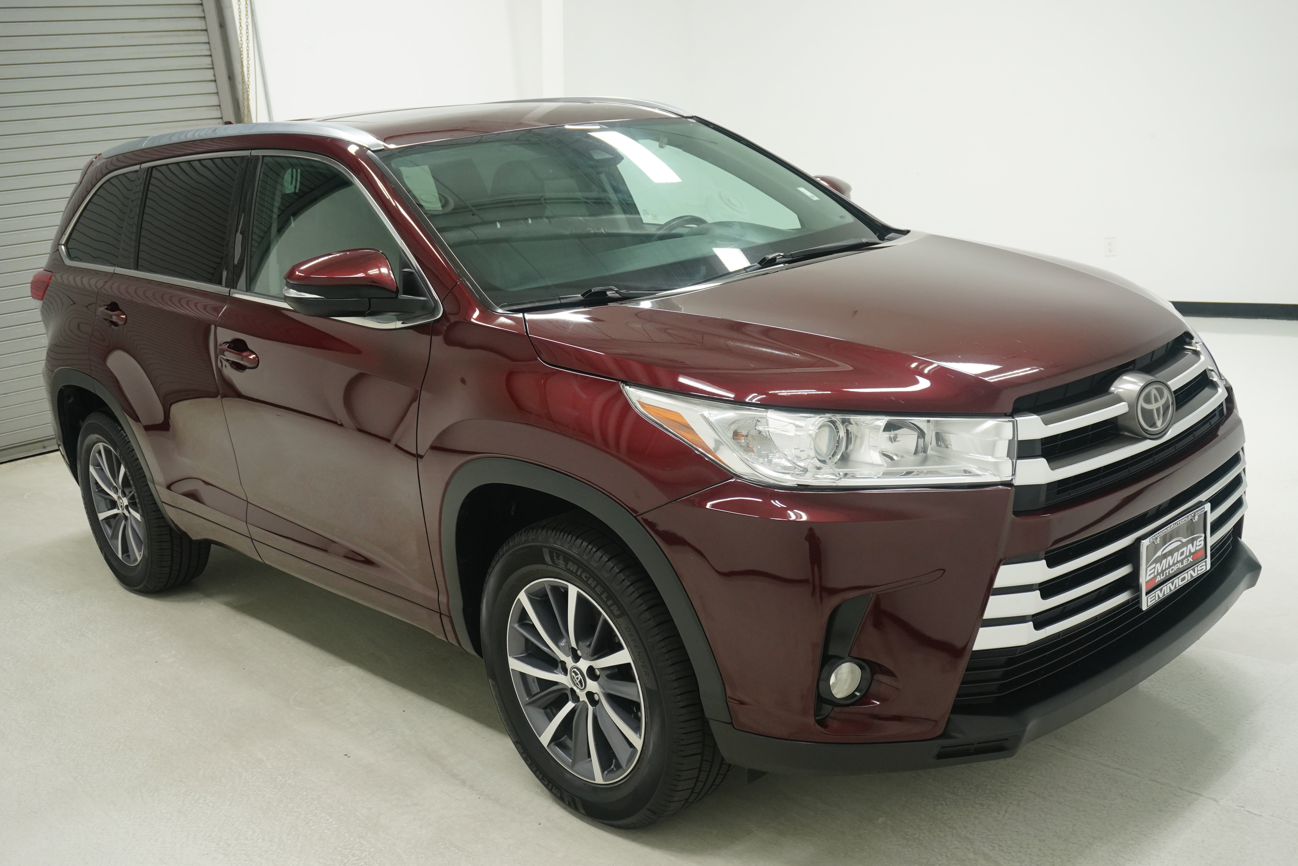 Used 2017 Toyota Highlander XLE FWD image 3