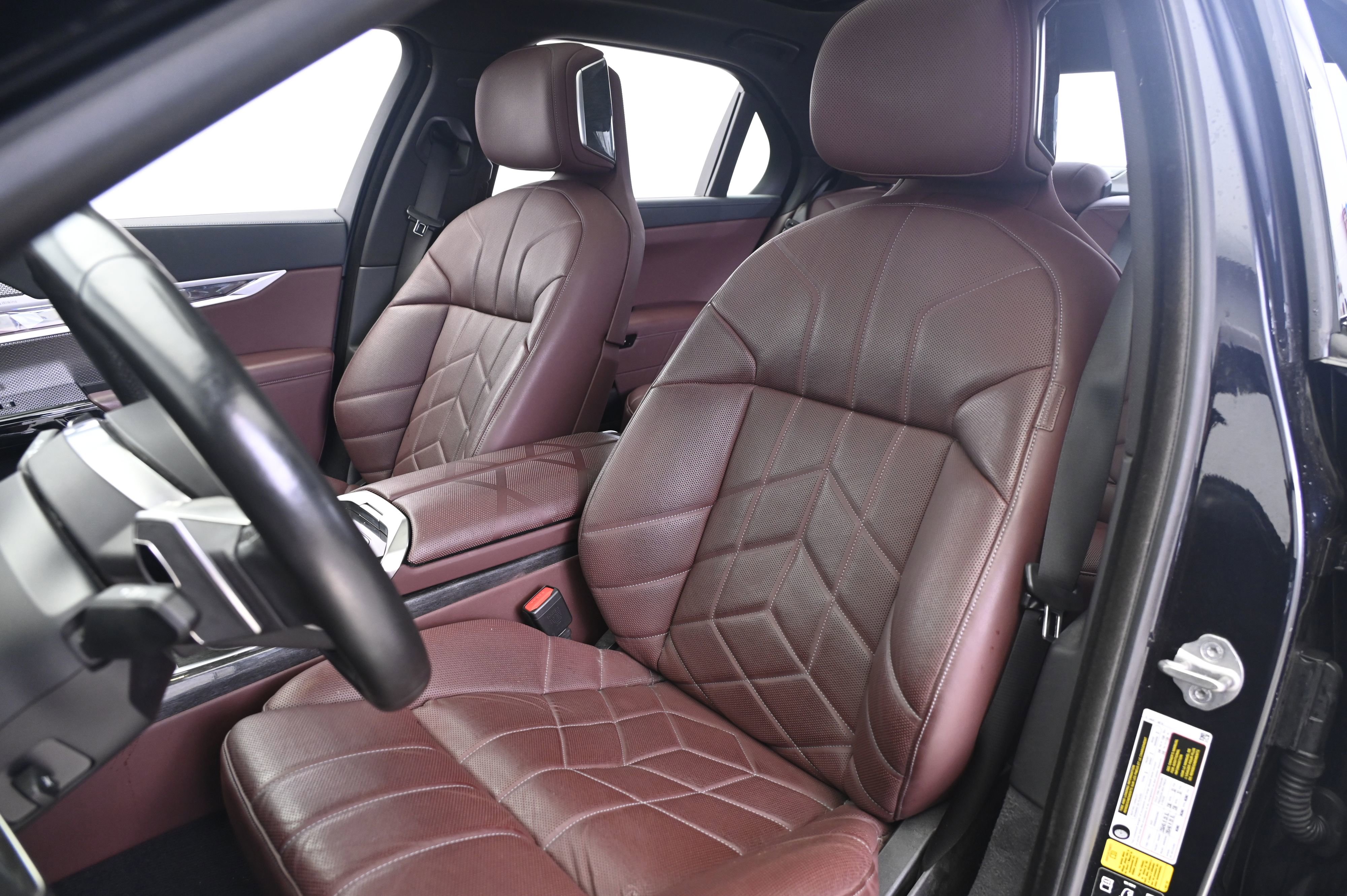 Used 2023 BMW 760i xDrive AWD/4WD image 31