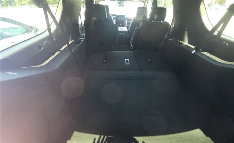 Used 2025 GMC Yukon XL Denali AWD/4WD image 9