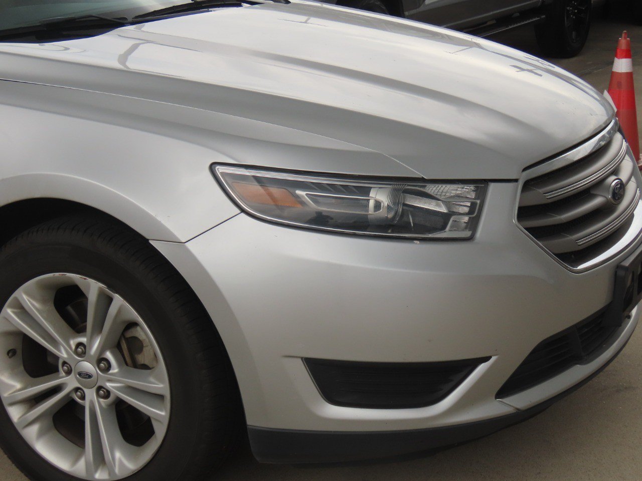 Used 2017 Ford Taurus SE FWD image 6