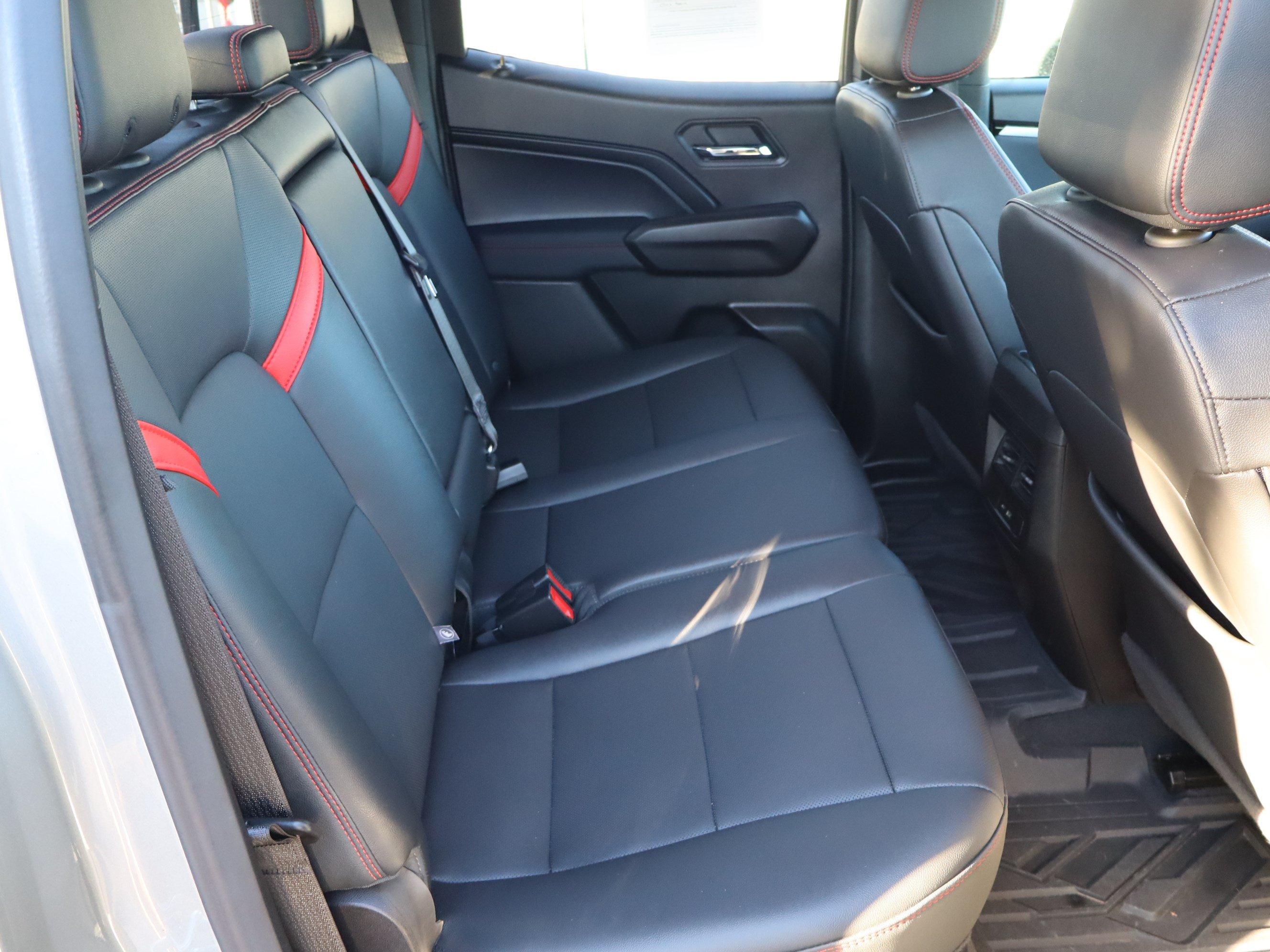 Used 2024 Chevrolet Colorado Z71 w/ Z71 Convenience Package 2 AWD/4WD image 33