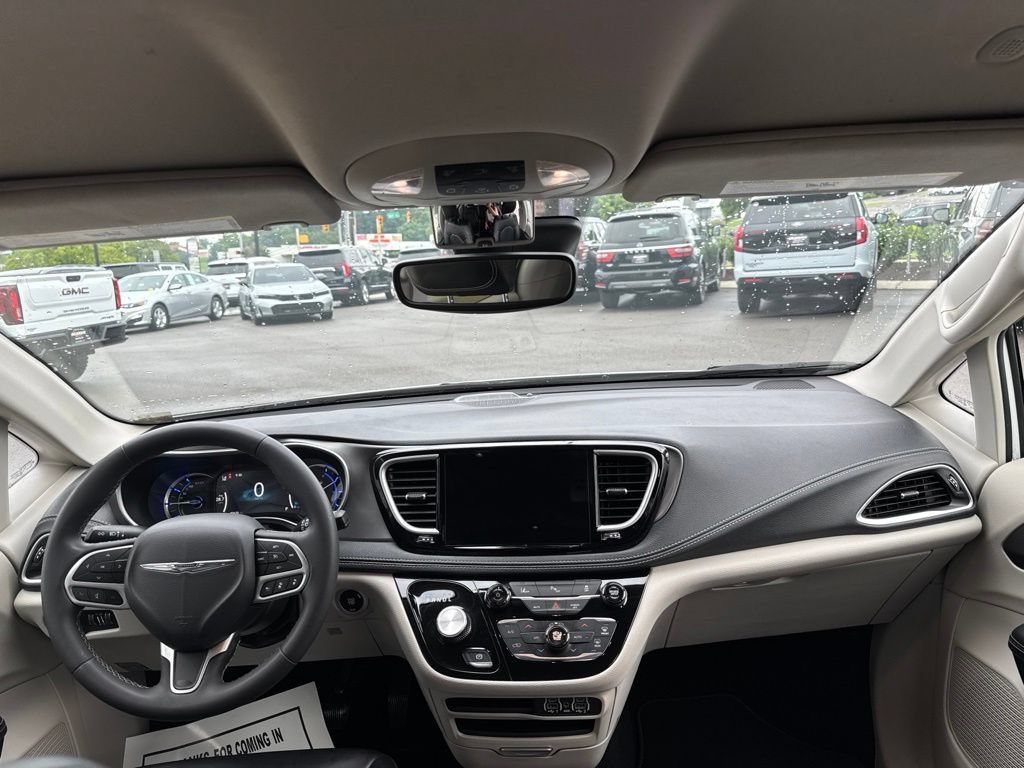 Used 2023 Chrysler Pacifica Touring-L FWD image 19