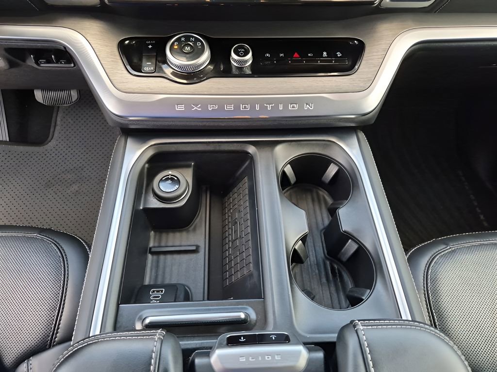 Used 2025 Ford Expedition Platinum image 38