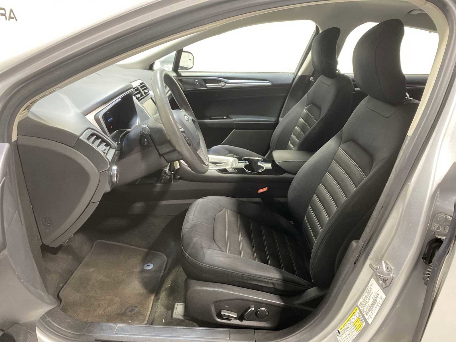 Used 2014 Ford Fusion SE FWD image 2