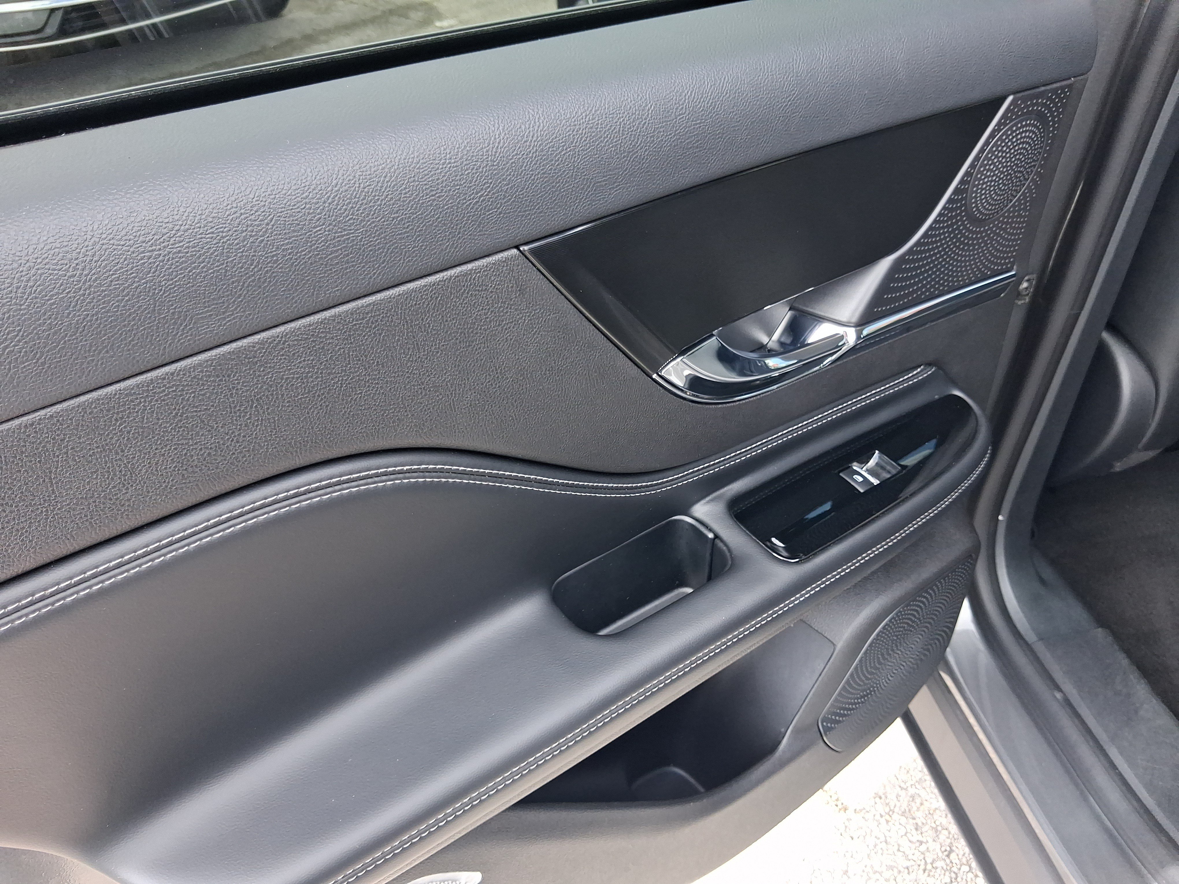 Certified 2024 Lincoln Corsair Reserve w/ Jet Appearance Package FWD image 9