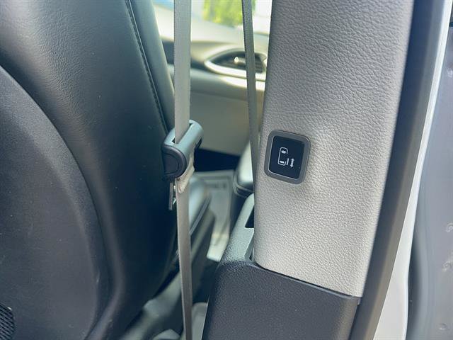 Used 2024 Chrysler Pacifica Touring-L FWD image 17