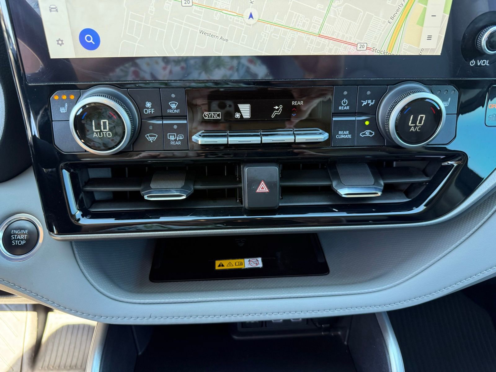 Used 2024 Toyota Highlander XLE AWD/4WD image 25