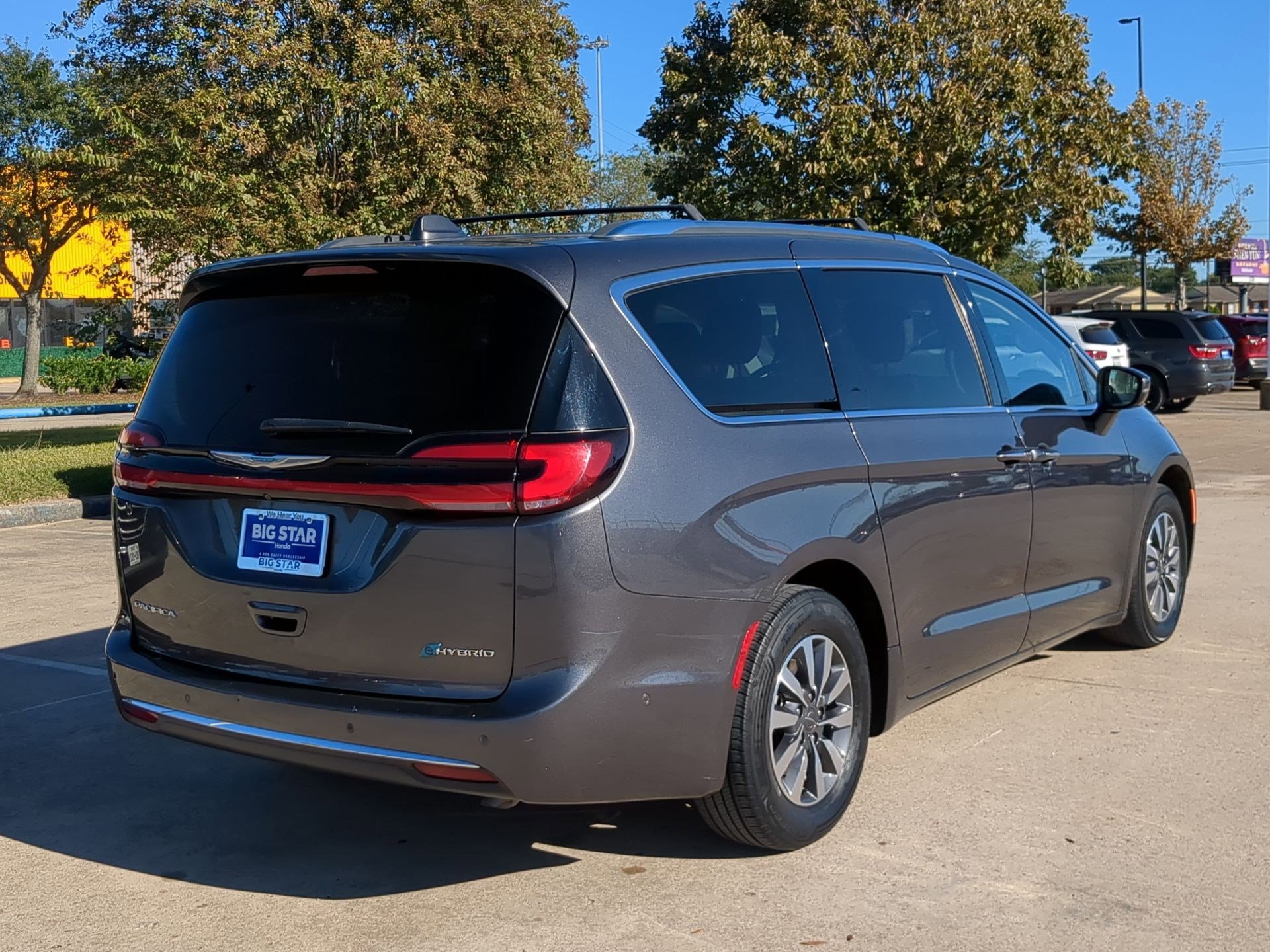 Used 2021 Chrysler Pacifica Touring-L image 3