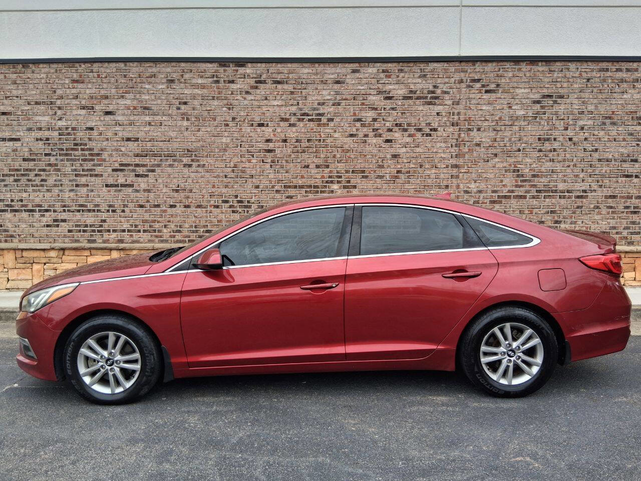 Used 2015 Hyundai Sonata SE image 2