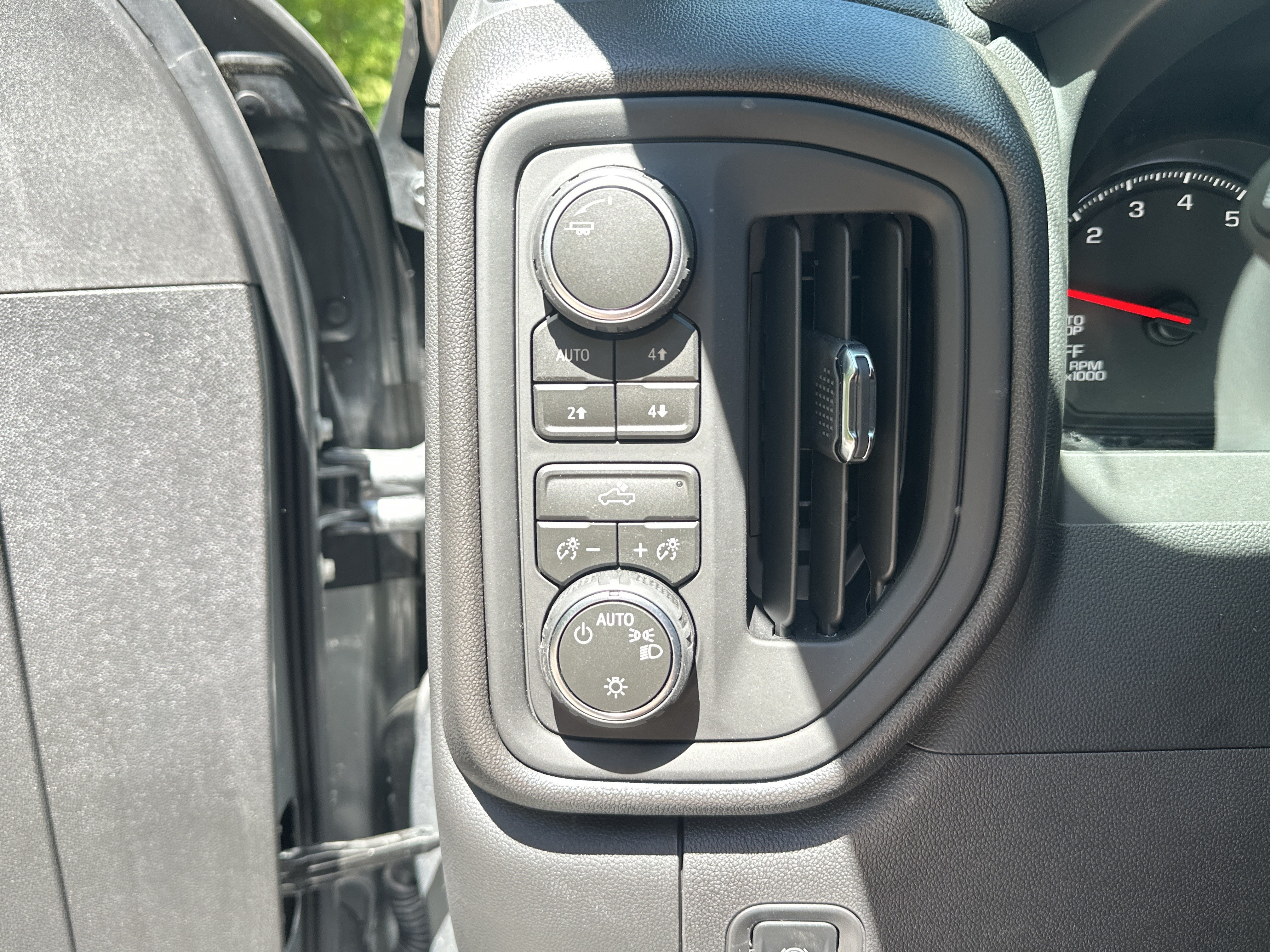 Used 2026 Chevrolet Silverado 1500 Custom Trail Boss w/ LPO, Dark Essentials Package AWD/4WD image 25