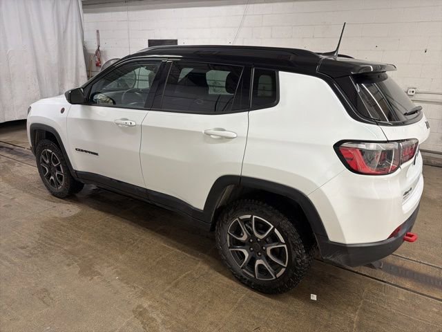 Used 2025 Jeep Compass Trailhawk AWD/4WD image 3