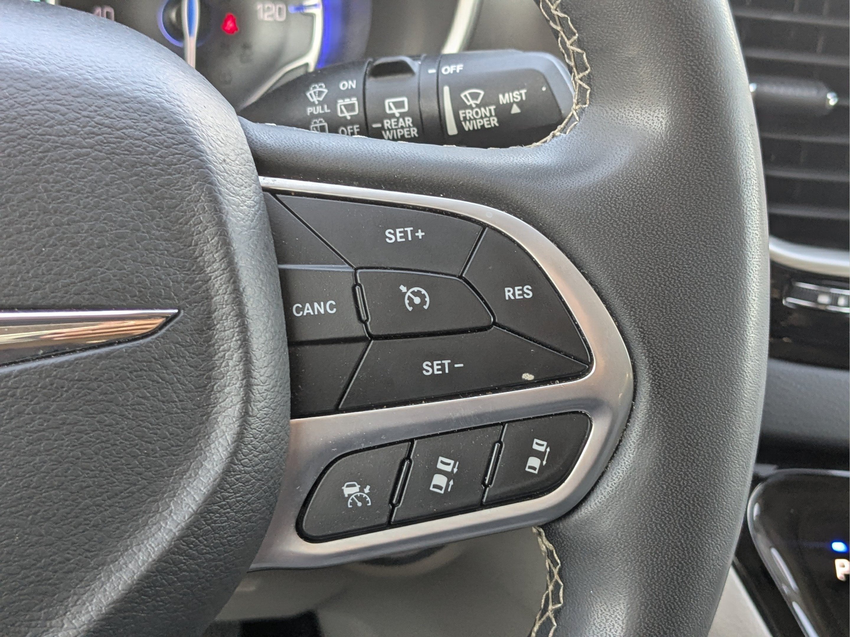 Used 2023 Chrysler Pacifica Touring-L FWD image 32