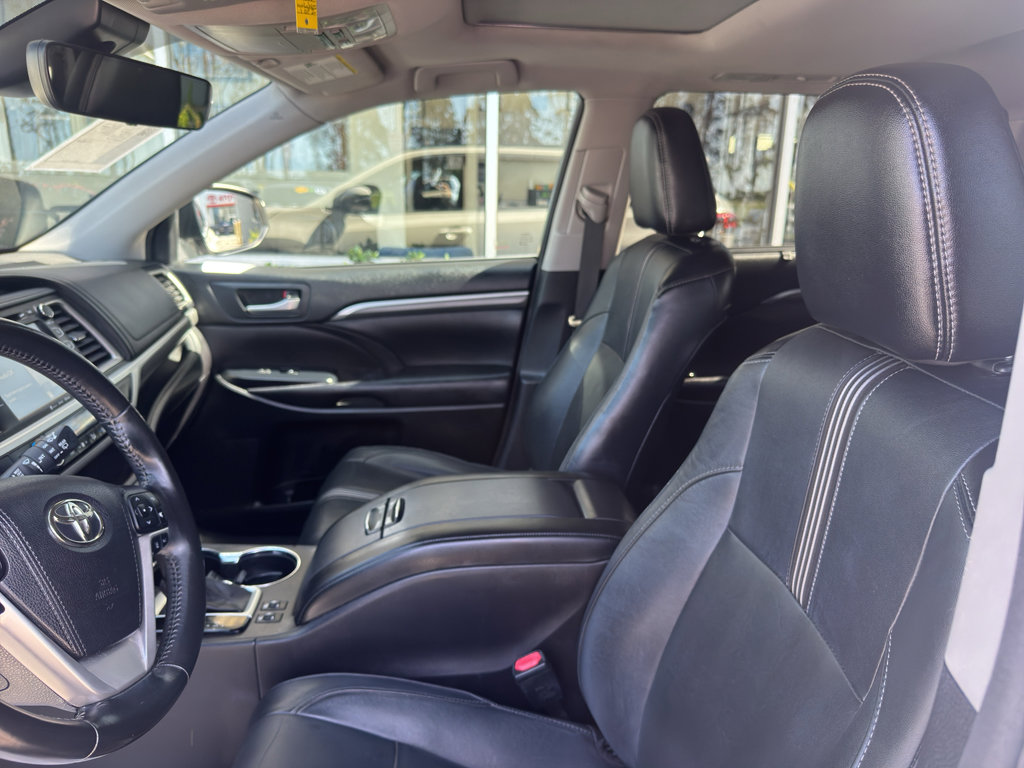 Used 2017 Toyota Highlander SE AWD/4WD image 4