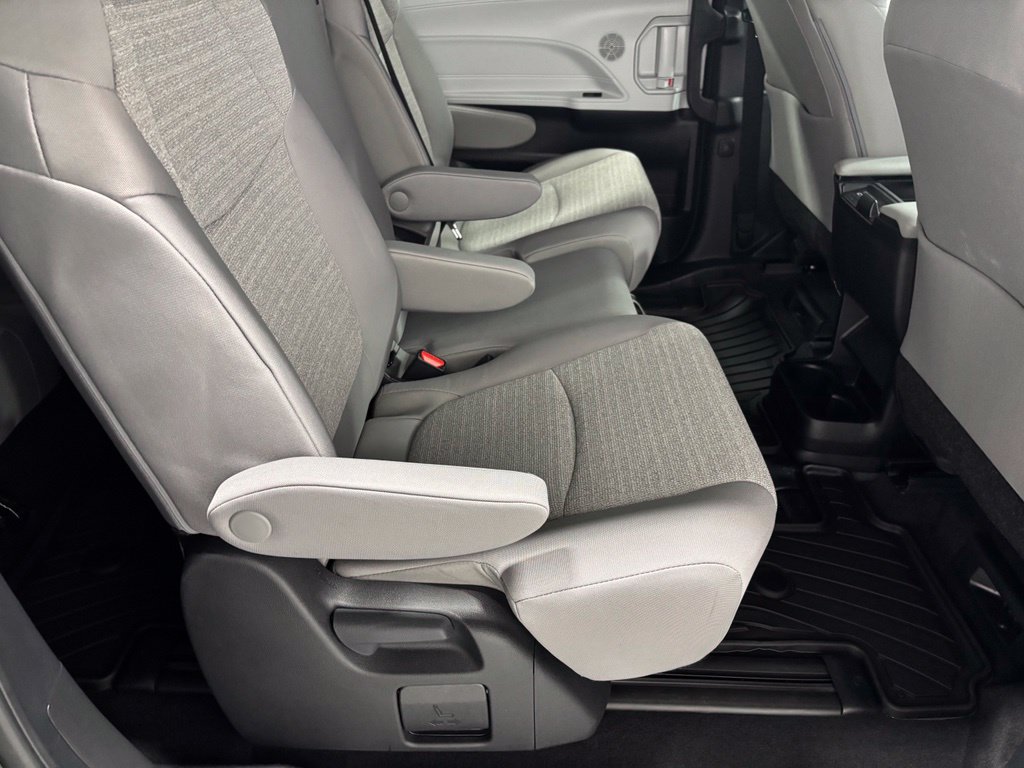 Used 2026 Toyota Sienna LE FWD image 57