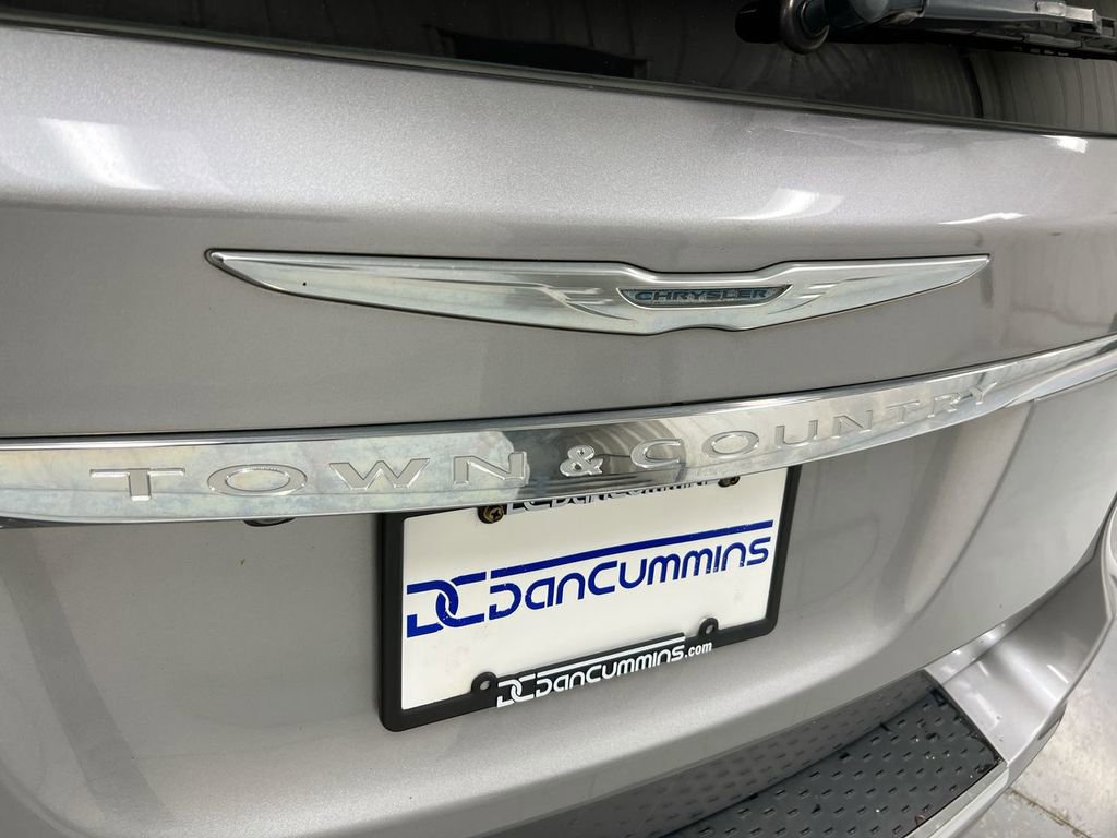 Used 2014 Chrysler Town & Country Touring FWD image 21