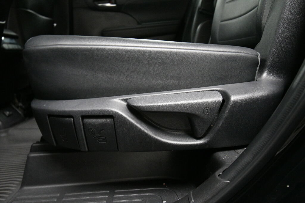 Used 2023 Toyota Highlander XLE AWD/4WD image 23
