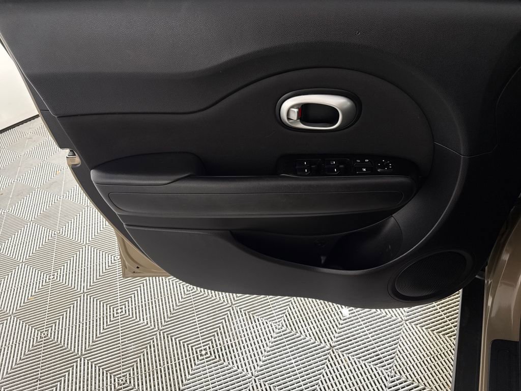 Used 2015 Kia Soul FWD image 10