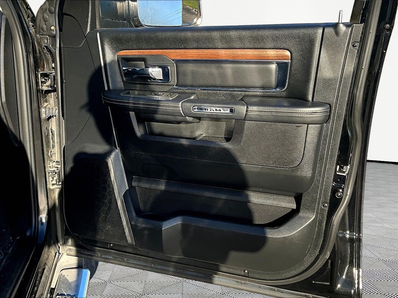 Used 2015 RAM 1500 Laramie w/ Convenience Group AWD/4WD image 29