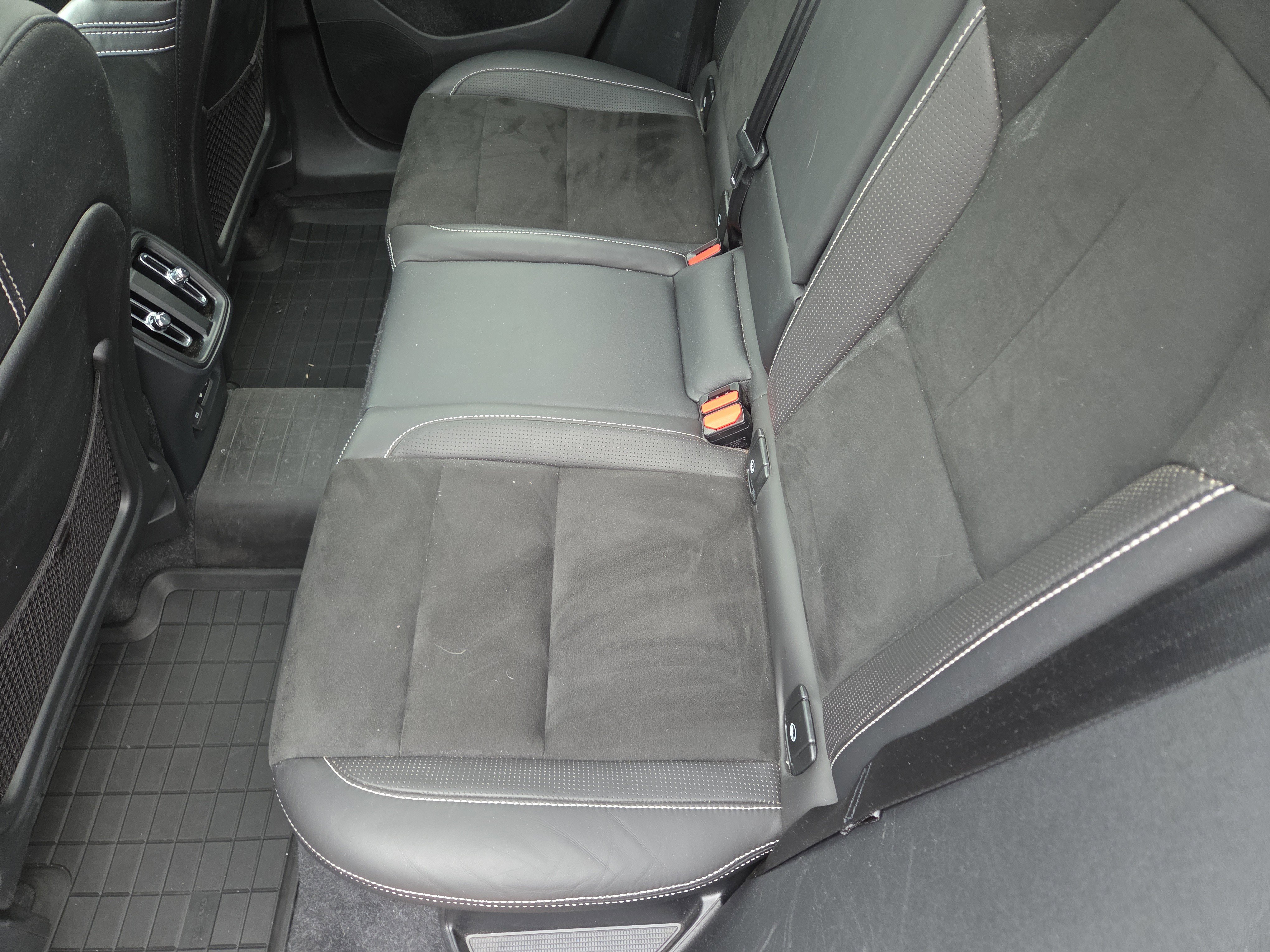 Used 2021 Volvo XC40 T5 R-Design w/ Climate Package image 22