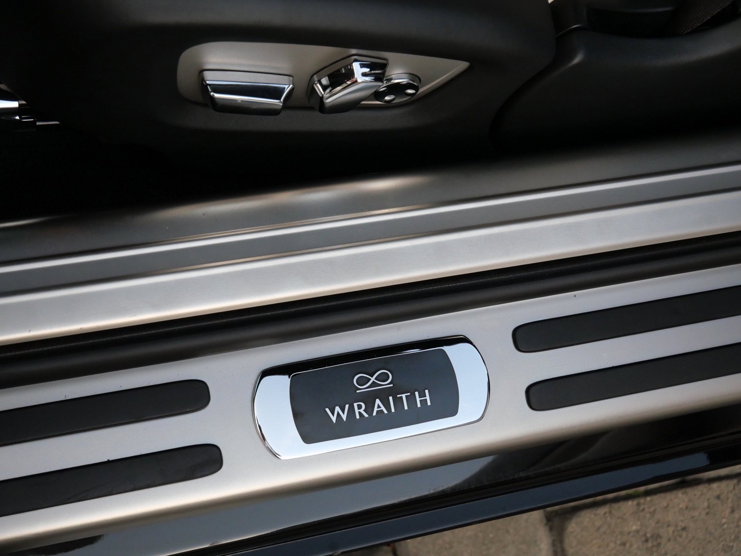 Used 2017 Rolls-Royce Wraith image 9