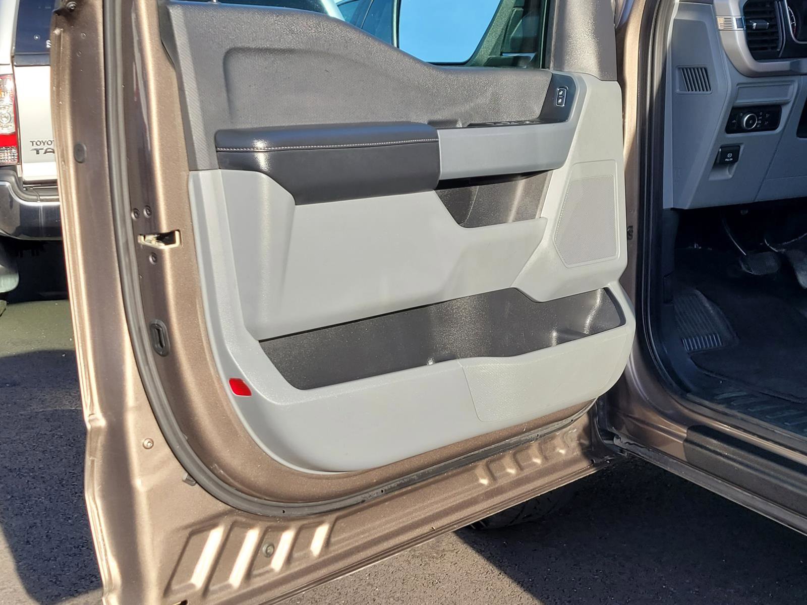 Used 2023 Ford F150 XLT w/ Trailer Tow Package image 11