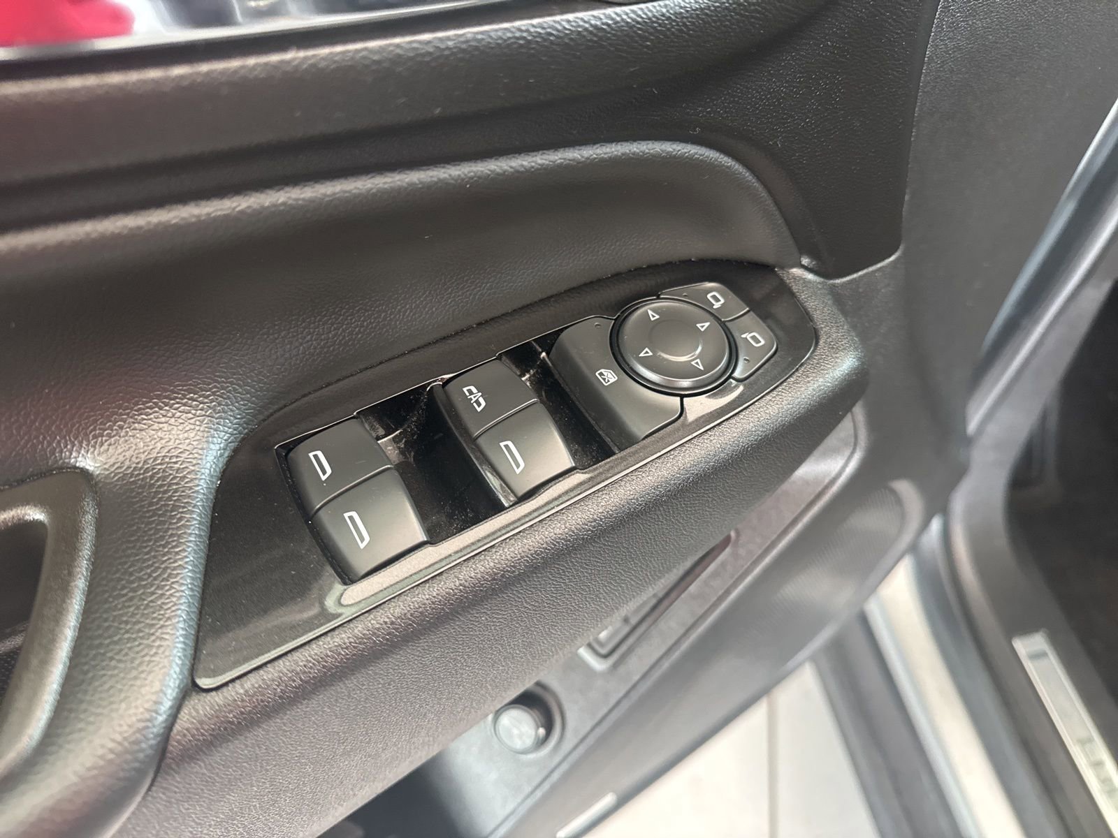 Used 2023 Chevrolet Equinox Premier image 19