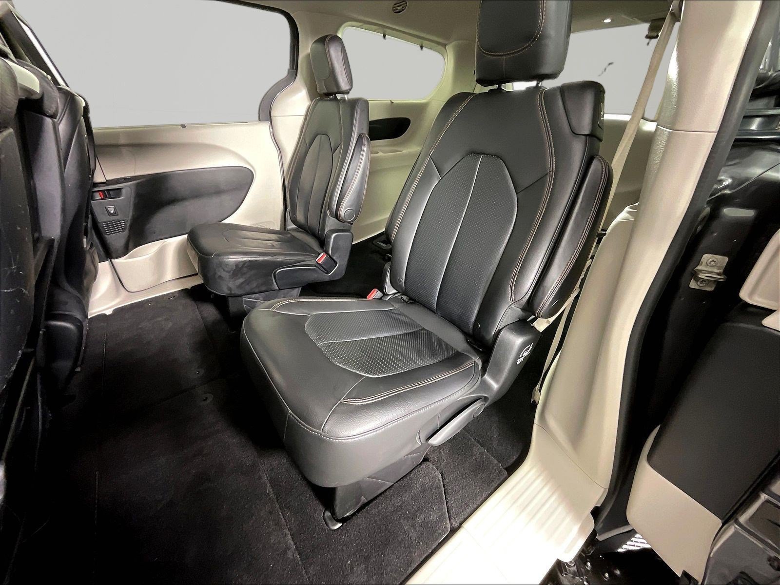 Used 2018 Chrysler Pacifica Touring-L Plus FWD image 22