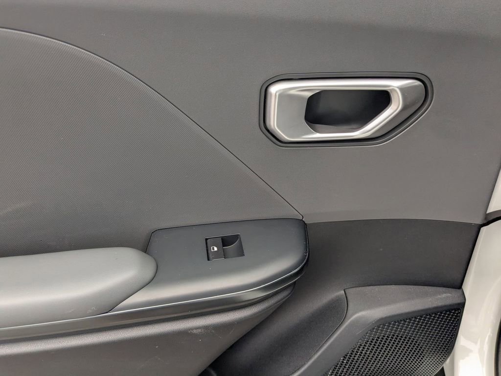 Used 2025 Kia K4 LXS image 23