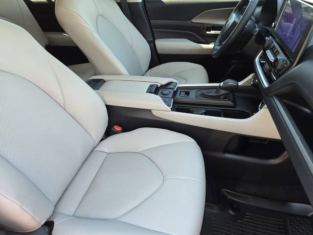 Used 2024 Toyota Grand Highlander XLE FWD image 11