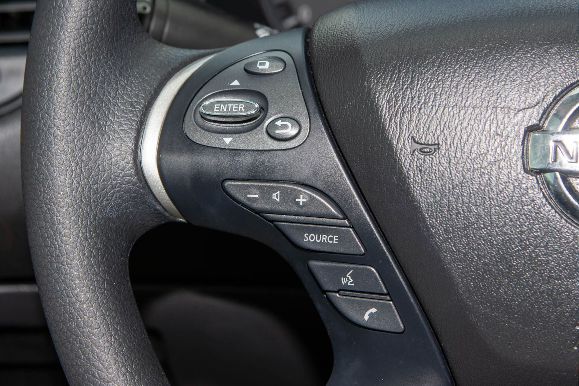 Used 2019 Nissan Pathfinder S image 28