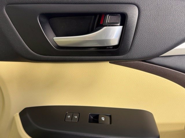 Used 2017 Toyota Highlander XLE w/ Carpet Mat Package FWD image 29