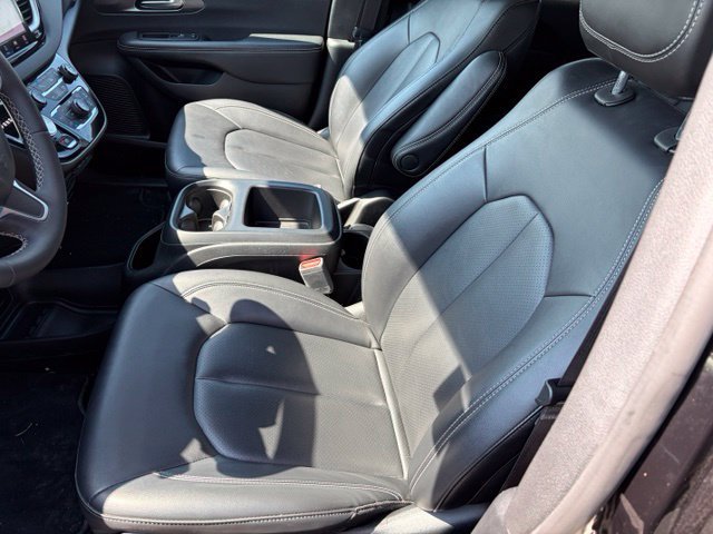 Used 2025 Chrysler Pacifica Select FWD image 7